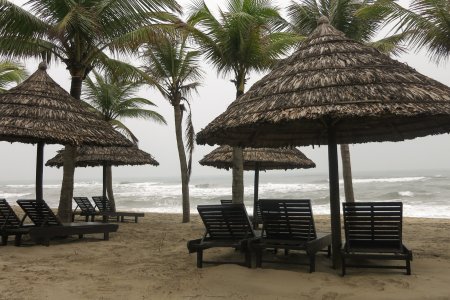 Op de fiets naar het strand, jammer genoeg geen strand weer