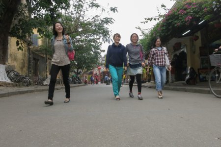 Lachende dames in Hoi An