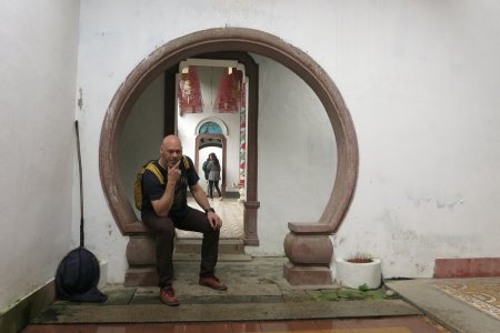 Pat poseert in een pagode