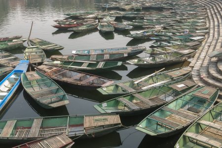 De toeristen bootjes van Trang An