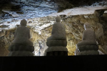 Boeddha&#039;s in een pagode grot