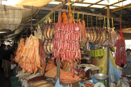 Gedroogde worst en vis op de markt