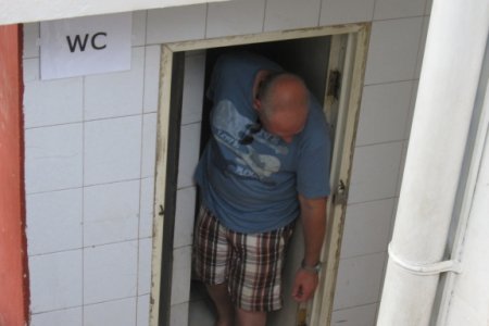 Té kleine wc bij een tempel