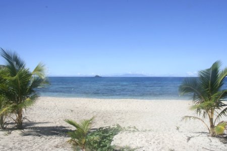 Uitzicht vanuit ons huisje (bure) aan het strand