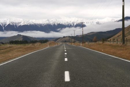 Een mooie blik op een berg keten in de mist met sneeuw