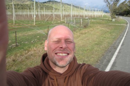Pat in z&#039;n sas bij een hop plantage met hallertau hop