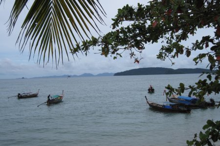 De kust van Thailand waar in de Tsunami van 2004 aan land kwam