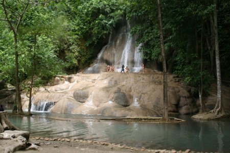Een waterval, met veel russen