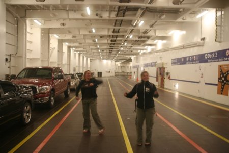 Syl en Renate doen een dansje op de ferry