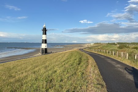 Vuurtoren Nieuwe Sluis op de dijk in Breskens