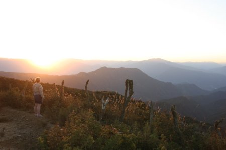 Fantastische zonsondergang, ergens onderweg in de bergen