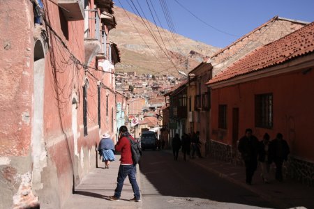 Rood straatbeeld in Potosi