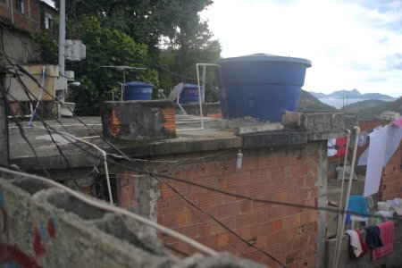 Elk huisje heeft een watertank en natuurlijk een satelliet antenne