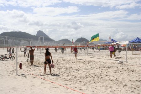 Er worden de hele dag allerlei sporten beoefend op het strand