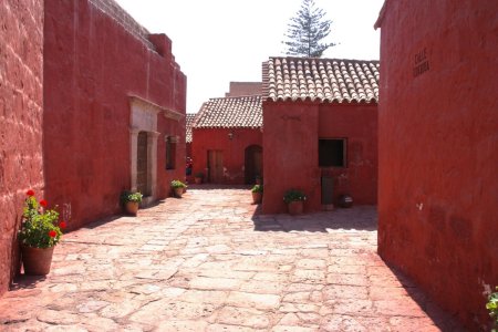 De terracotta kleur geeft een mooie look aan de straatjes