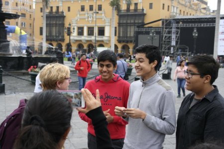 Syl word geinterviewd door school jongens