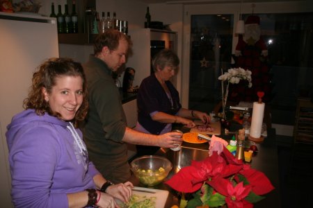 Mama met de twee kindjes in de keuken