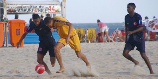 Voetballende jongens op het strand van Copacabana
