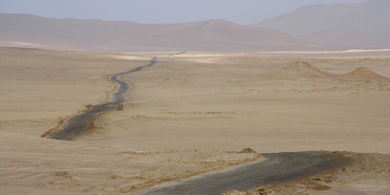 Mooie weg in het droge Paracas Nationaal Park