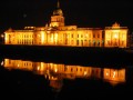 Dublin1 The Custom House ligt direct aan de Liffey rivier. Bij daglicht ziet het er allemaal wat minder spectaculair uit.