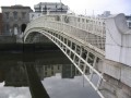 Dublin11 De voetgangers brug Ha'penny bridge uit 1816. De naam komt van het feit dat er vroeger tol geheven werd om de Liffey over te steken.