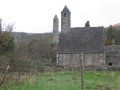 Glendalough5 St. Kevin's Church met de aparte ronde toren met daarachter de klokken toren. Het getal vier had een speciale betekenis, daarom hebben de beide torens ieder vier ramen die de vier wind richtingen aangeven.