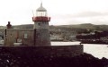 Howth1 Het haven plaatsje Howth ligt ten noorden van Dublin aan de ingang van de Dublin Bay. Achter dit vuurtorentje is het plaatsje te zien. Tegenwoordig is het vooral een haven voor jachten.