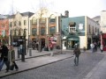 TempleBar2 Een pleintje in Temple Bar. In Temple Bar bevindt zich de oudste straat van Dublin, deze stamt uit de tijd van de vikingen.