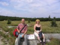 18 Krkonose Grens * Tijdens een lange wandeling van 18km liepen een stuk over de Tsjechies - Poolse grens. Er was een Poolse dame zo aardig om ons te helpen met dit bewijs. Patrick zittend in Tsjechi, Sylvia in Polen.... * 1024 x 768 * (124KB)