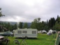 37 Donker op kamping * We hadden 2 van de 8 nachten regen, 's morgens hangen de wolken dan nog in het dal. Dit is de tweed kamping bij de ingang van het nationaal park Krkonose. Gelegen in het reuzengebergte bij Spinleruv Mlyn, ook bekend vanwege prima wintersport mogelijkheden. * 1024 x 768 * (99KB)