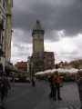 42 Praag 5 * In de achtergrond het oude stadhuis van Praag, in de voorgrond ikke. We dachten in Praag wat beter weer te vinden dan op de camping maar de dreigende lucht vertelt een ander verhaal.... * 768 x 1024 * (99KB)